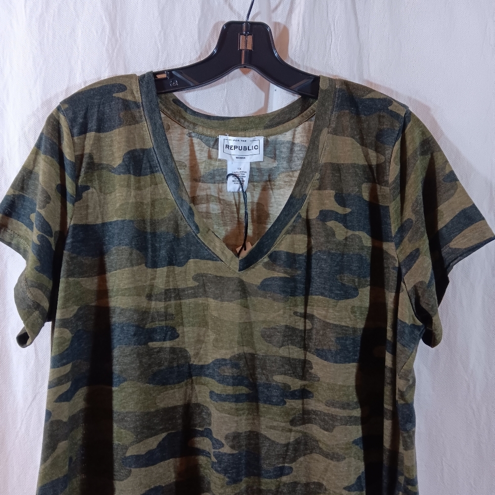 For the Republic NWT 1X Womens Top Green Camo Knit T-Shirt V-neck - Picture 2 of 6
